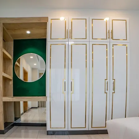 Platinum Coast Hotel Apartments Fujairah Room photo A wardrobe